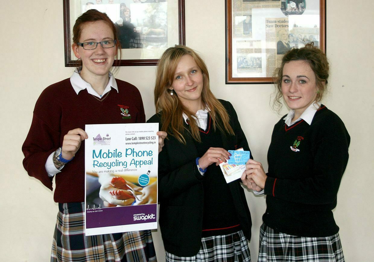 Jemma Burke accepting the €100 One For All Voucher on behalf of her mother Mary Burke the winner of our Temple Street phone recycling appeal from Magdalena Grochola & Jennifer Munnion of the Green Schools committee